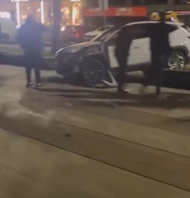 Fren yerine gaza bastı, yürüyüş yoluna girdi
