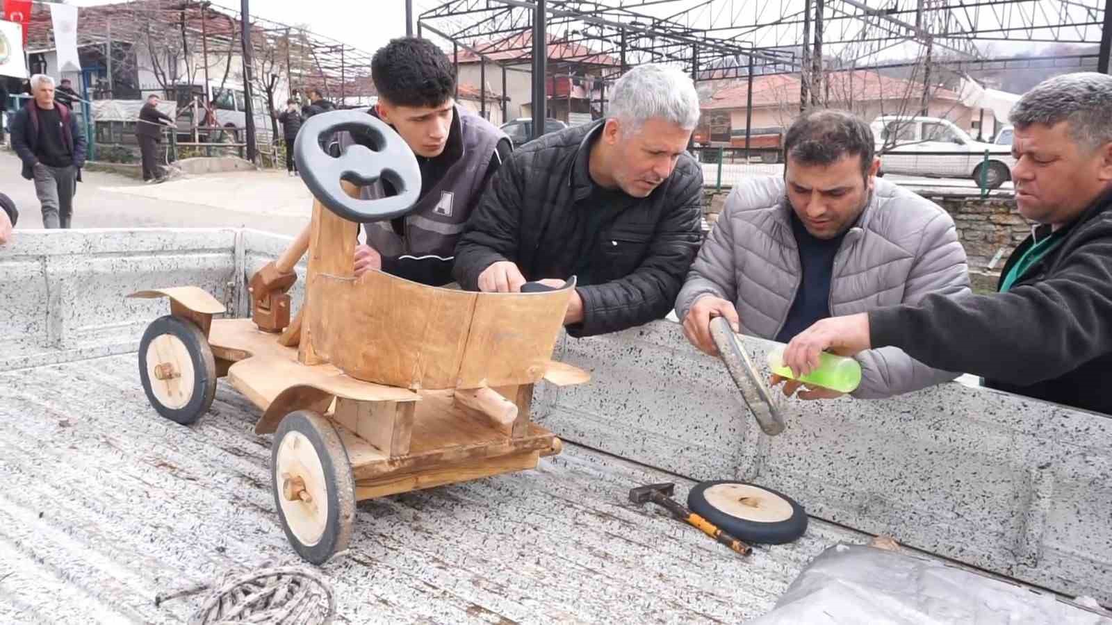 Fren yok, heyecan çok, geleneksel tahta araba yarışı bu yılda nefesleri kesti
