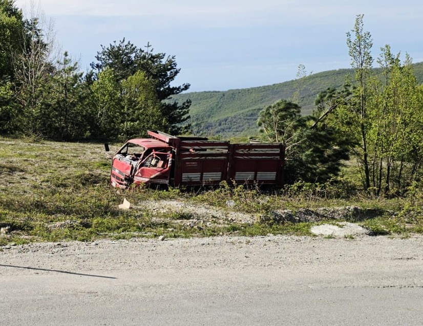 Freni boşalan kamyon başka bir kamyona çarptı: 1 yaralı
