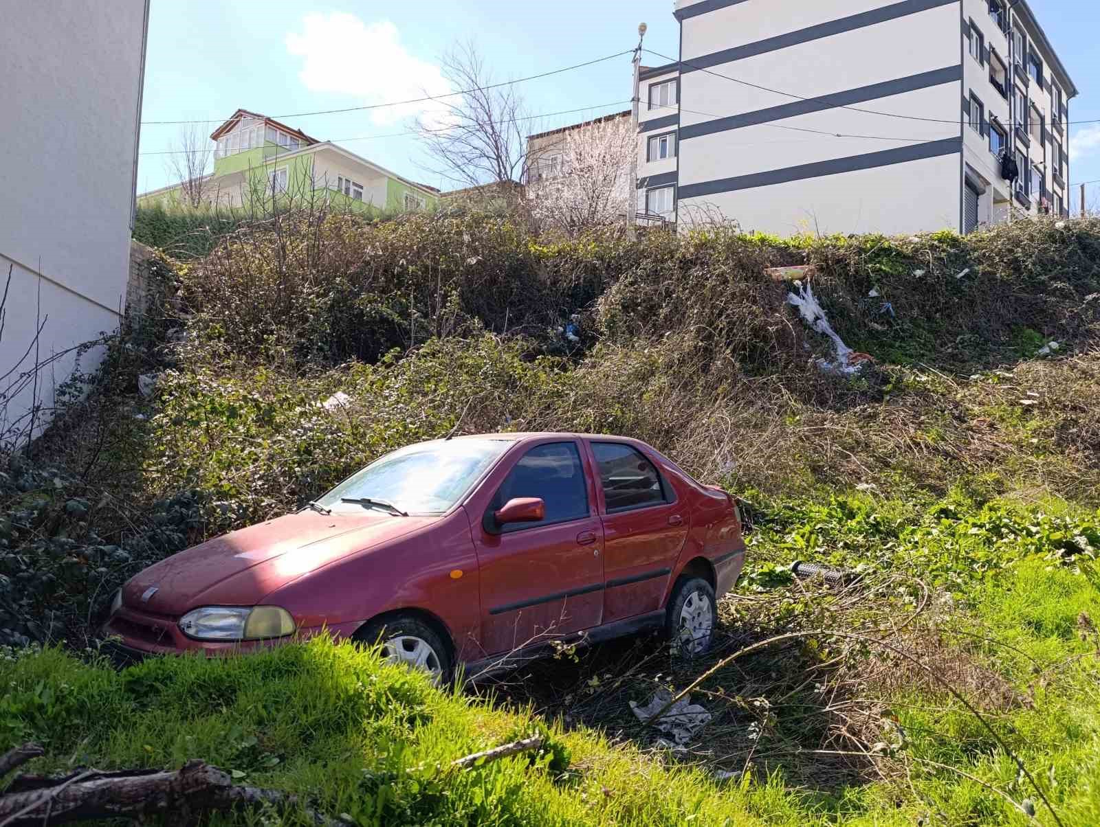 Freni boşalan otomobil şarampole uçtu: Baba ve oğlu yaralandı
