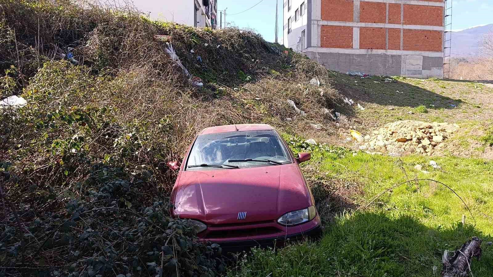 Freni boşalan otomobil şarampole uçtu: Baba ve oğlu yaralandı
