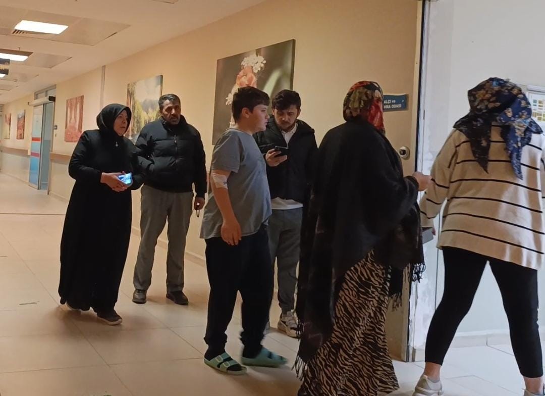 Freni boşalan otomobil şarampole uçtu: Baba ve oğlu yaralandı
