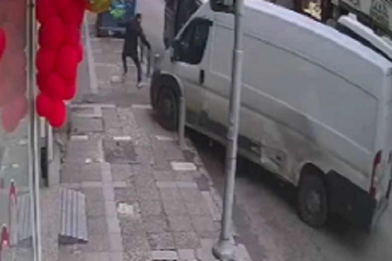 Freni patlayan minibüs, kaldırımdaki yayayı böyle çarptı

