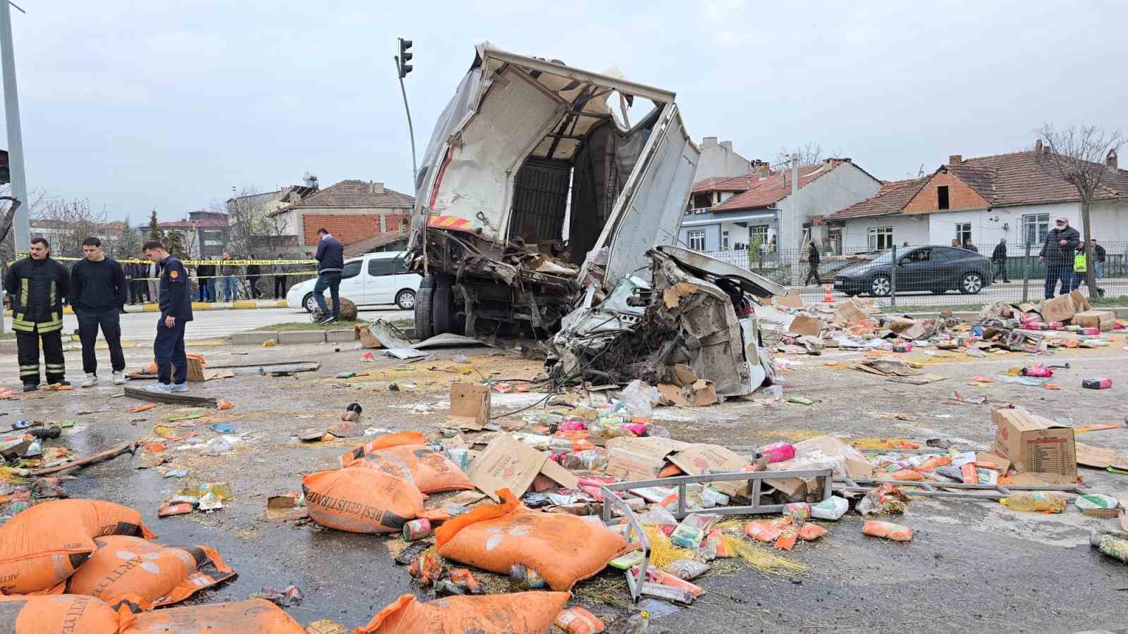 Freni patlayan tır dehşet saçtı: Öğrenci servisi dahil 7 araç birbirine girdi, 18 yaralı
