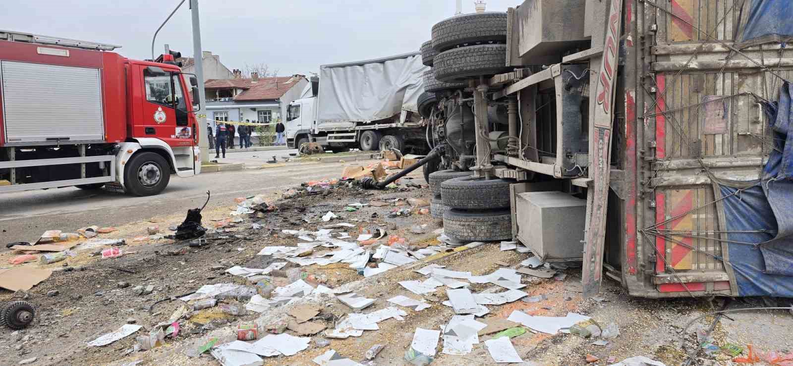 Freni patlayan tır dehşet saçtı: Öğrenci servisi dahil 7 araç birbirine girdi, 18 yaralı
