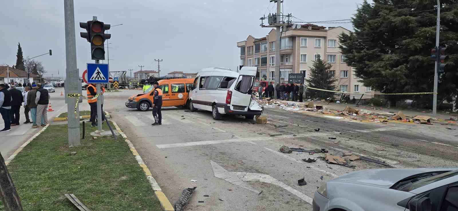 Freni patlayan tır dehşet saçtı: Öğrenci servisi dahil 7 araç birbirine girdi, 18 yaralı
