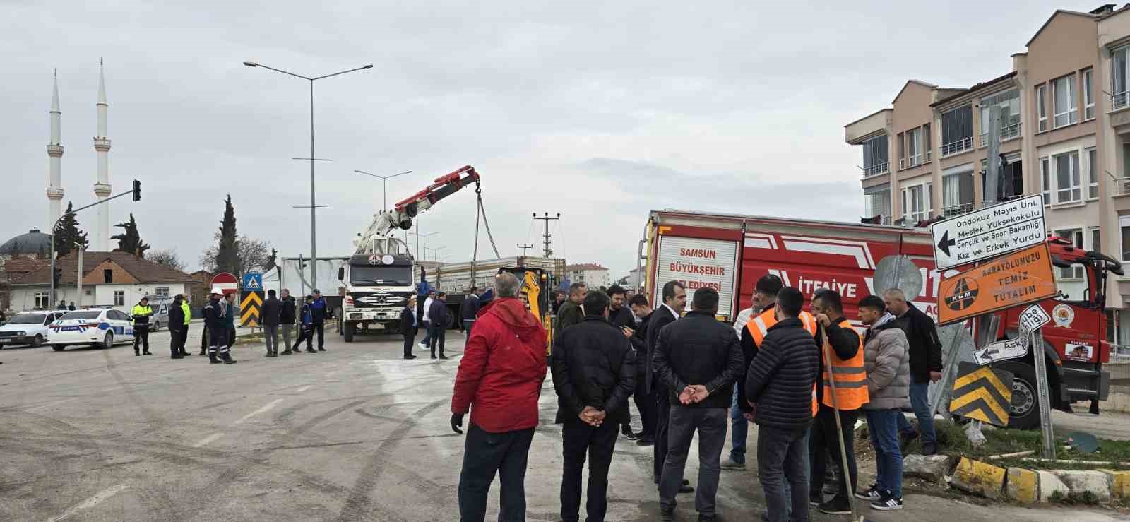 Freni patlayan tır dehşet saçtı: Öğrenci servisi dahil 7 araç birbirine girdi, 18 yaralı
