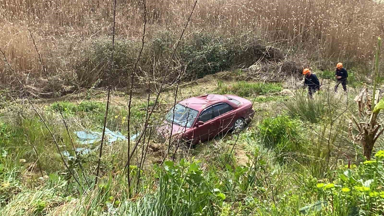 Frenine bakmak için indi, aracı gözlerinin önünde şarampole yuvarlandı

