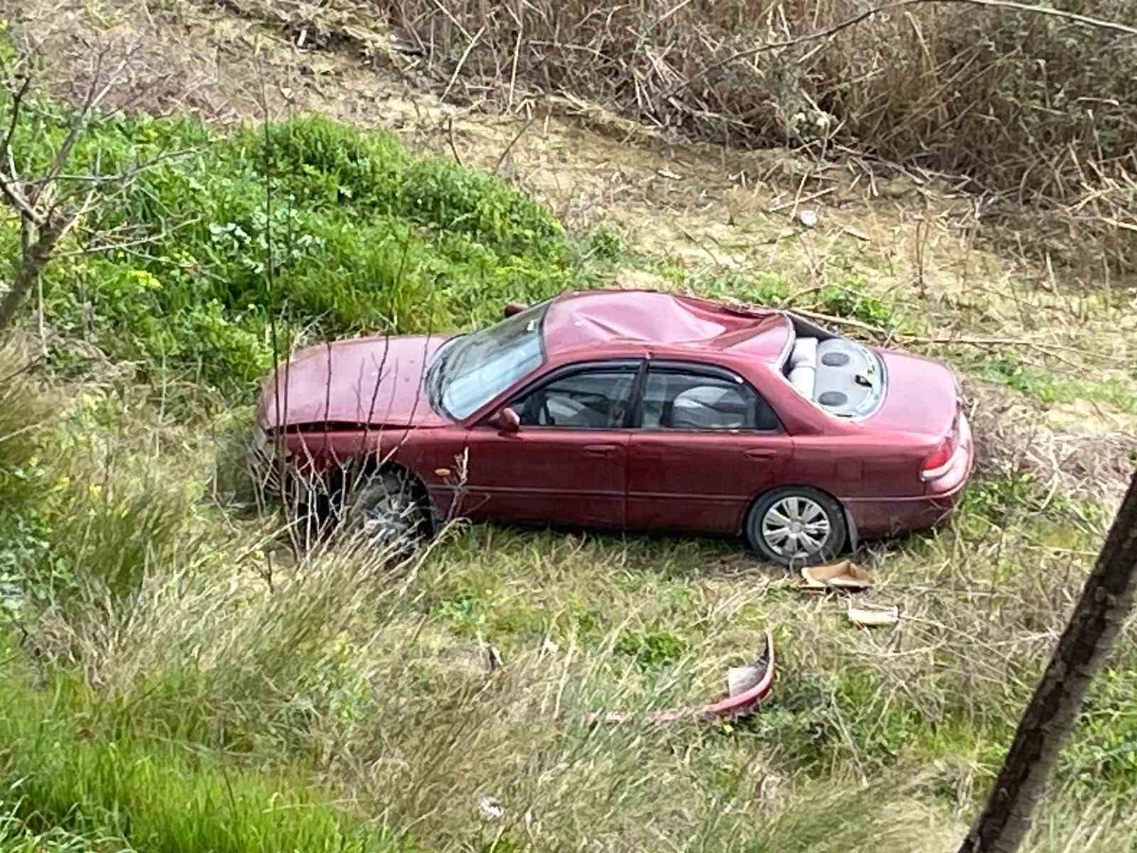 Frenine bakmak için indi, aracı gözlerinin önünde şarampole yuvarlandı
