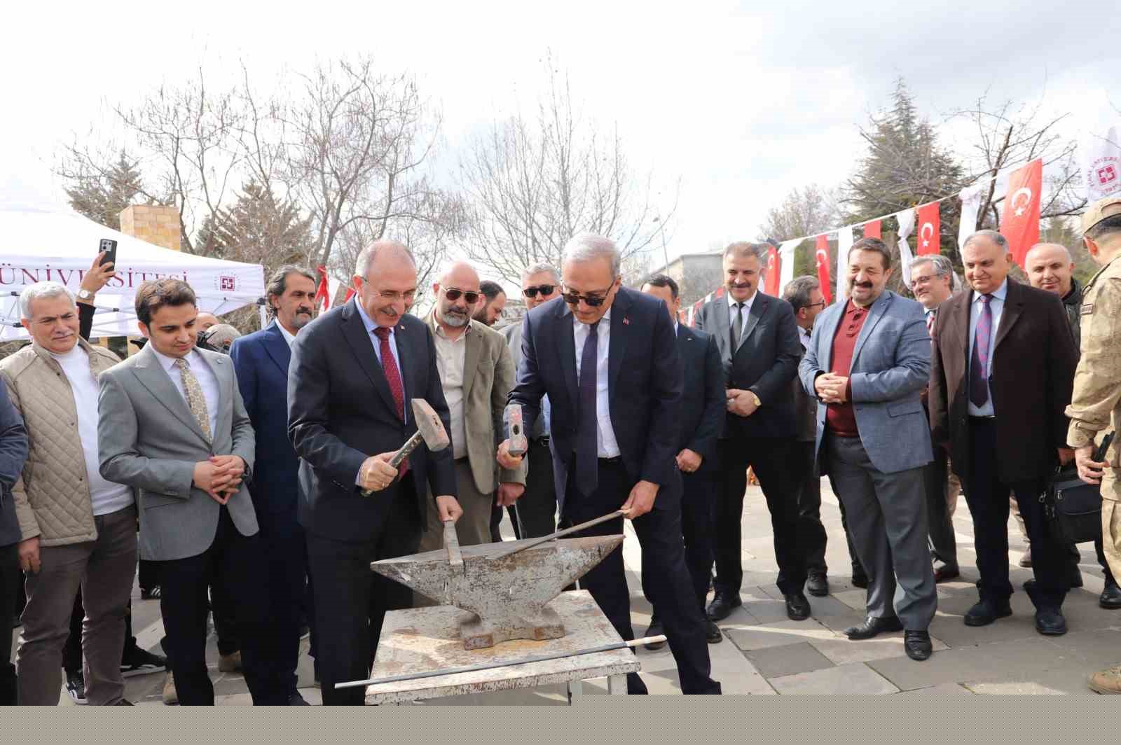 FÜ’de Nevruz Bayramı coşkuyla kutlandı
FÜ’de Nevruz Bayramı coşkuyla kutlandı