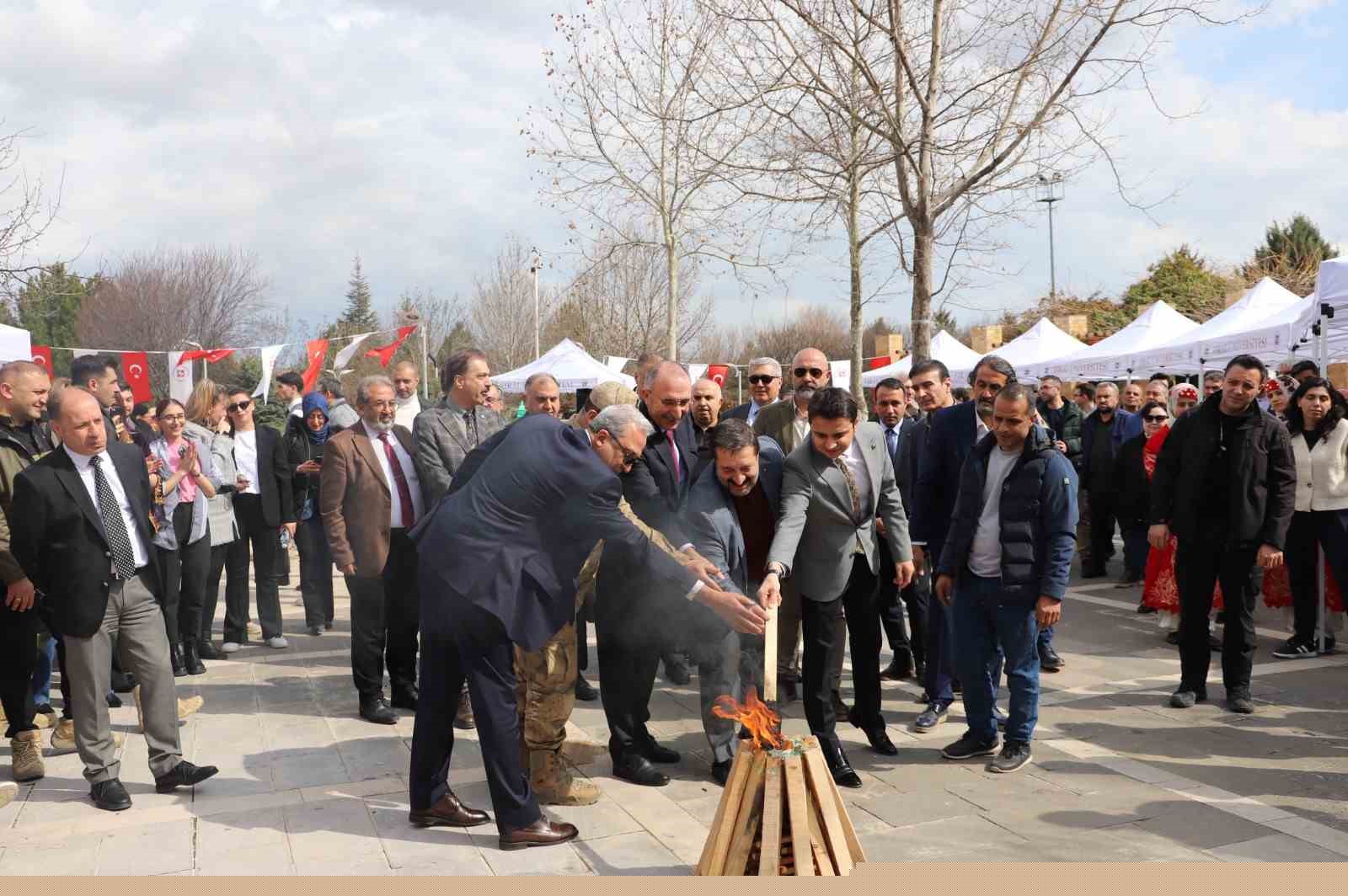 FÜ’de Nevruz Bayramı coşkuyla kutlandı
FÜ’de Nevruz Bayramı coşkuyla kutlandı