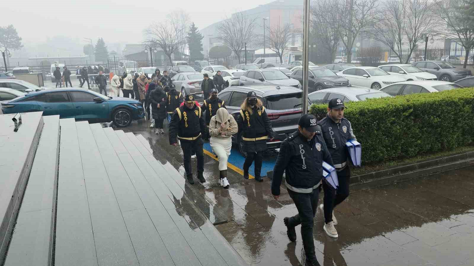 Fuhşa aracılık iddiasıyla gözaltına alınan 9 kadın adliyeye sevk edildi
