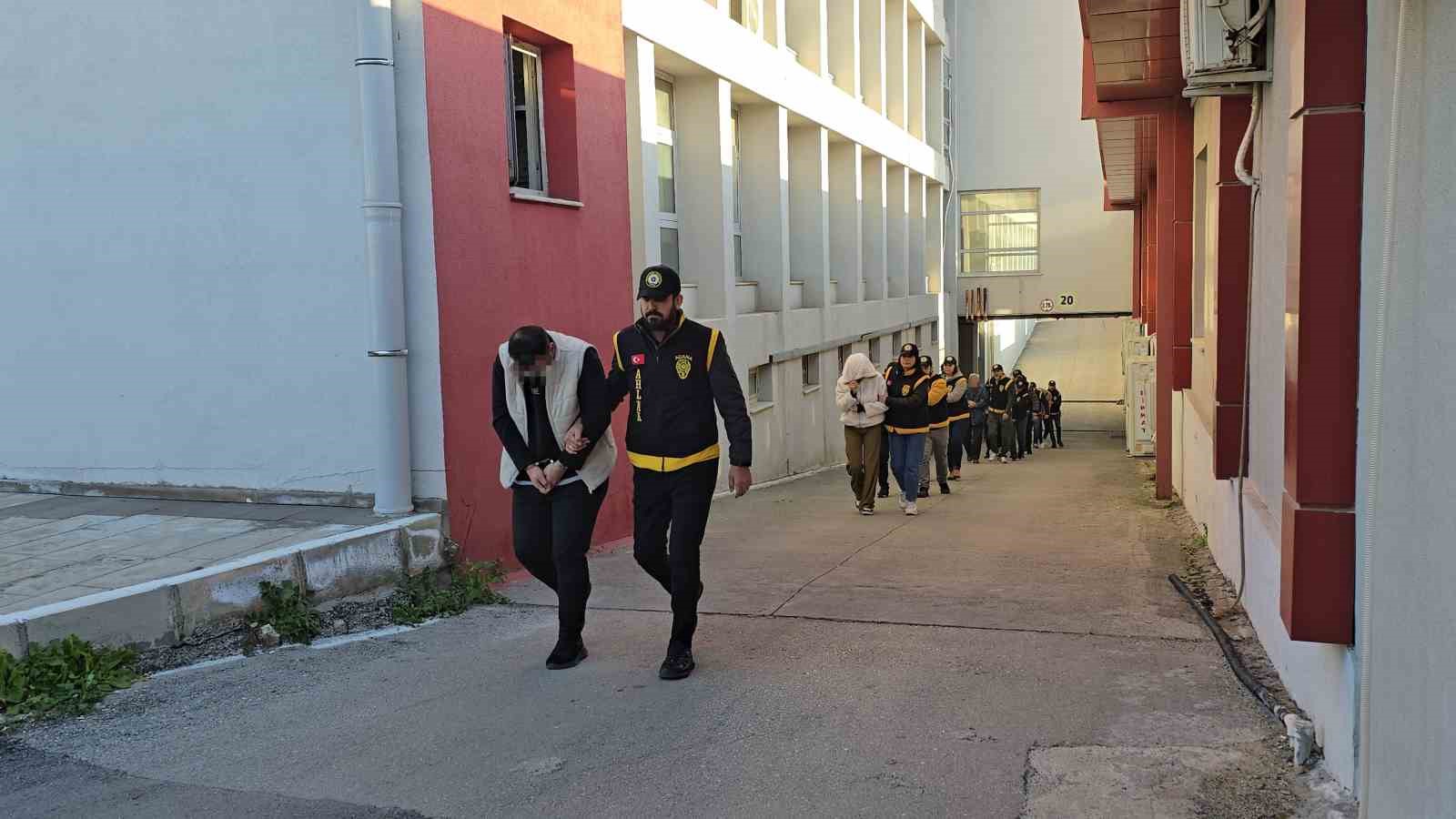 Fuhuş yaptıran masaj salonlarına operasyon: 14 tutuklama
