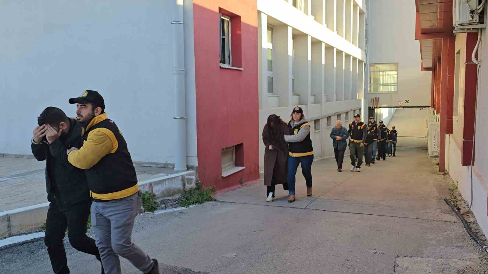 Fuhuş yaptıran masaj salonlarına operasyon: 14 tutuklama
