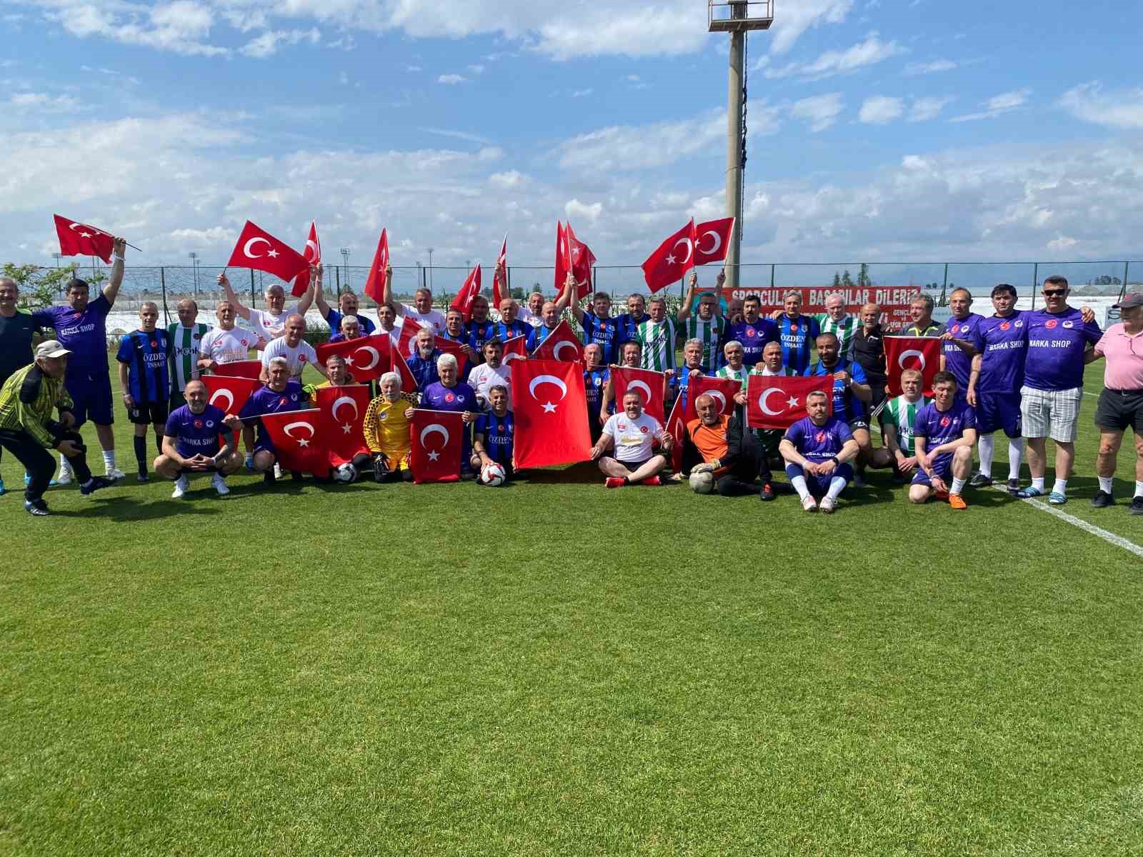 Futbol sahasında dostluklar rüzgarı esti
