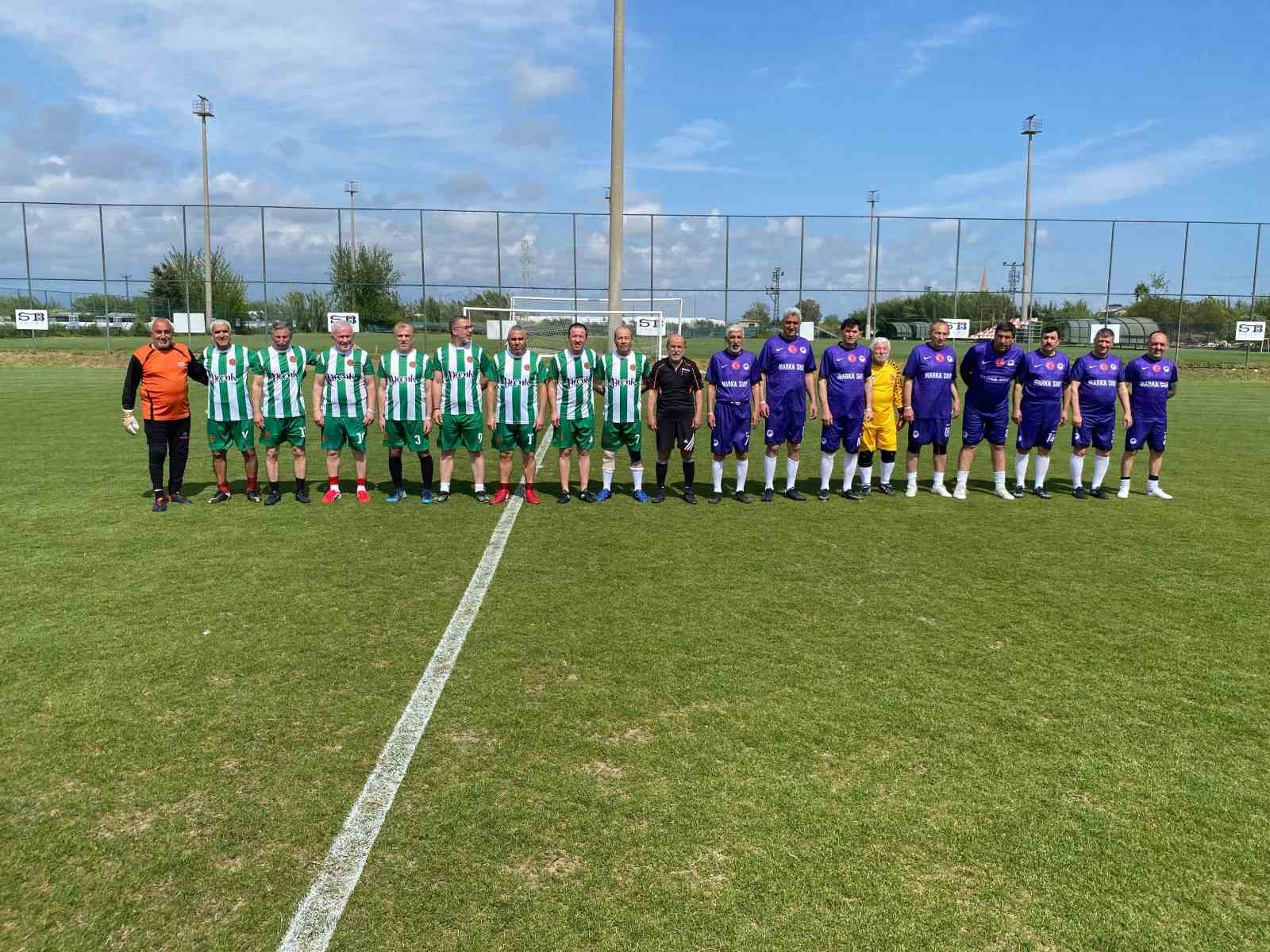 Futbol sahasında dostluklar rüzgarı esti
