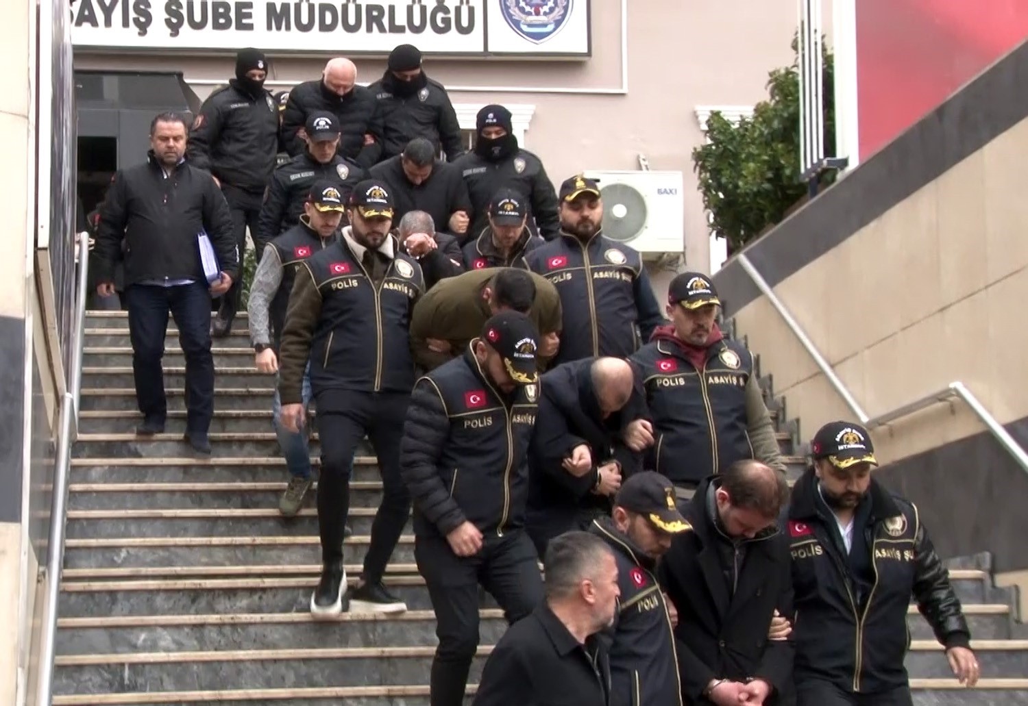 Futbolcu Kaan Kundakçı cinayetiyle ilgili aralarında şarkıcı Aleyna Kalaycıoğlu ile annesinin de bulunduğu toplam 8 kişi adliyeye  sevk edildi.
