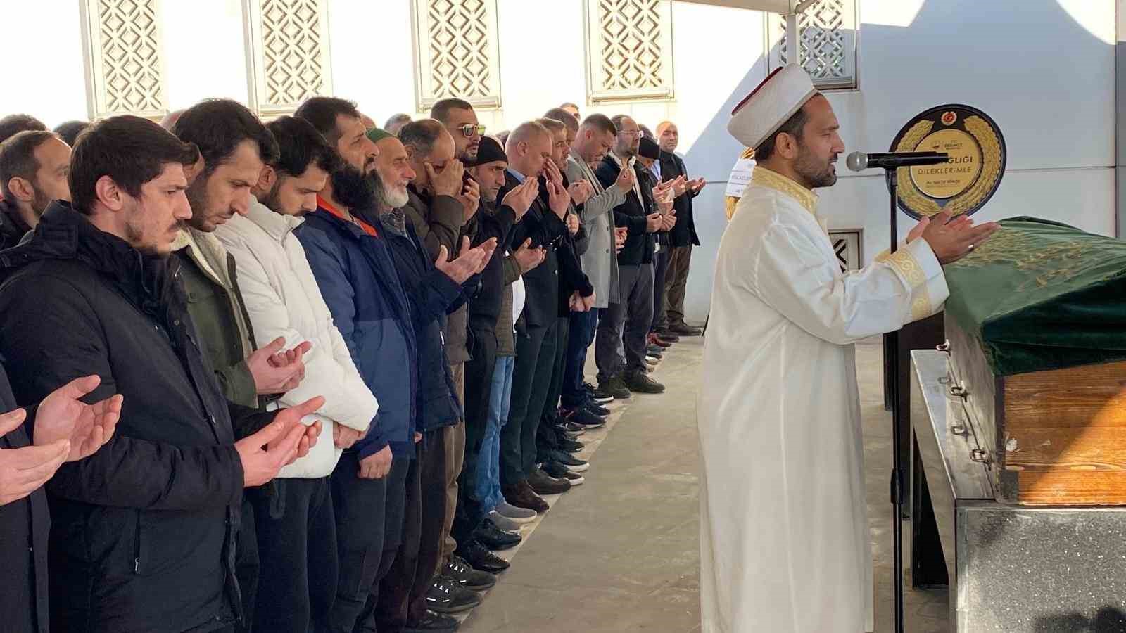 Futbolcu Mesut Özdemir’in babası Kocaeli’de son yolculuğuna uğurlandı
