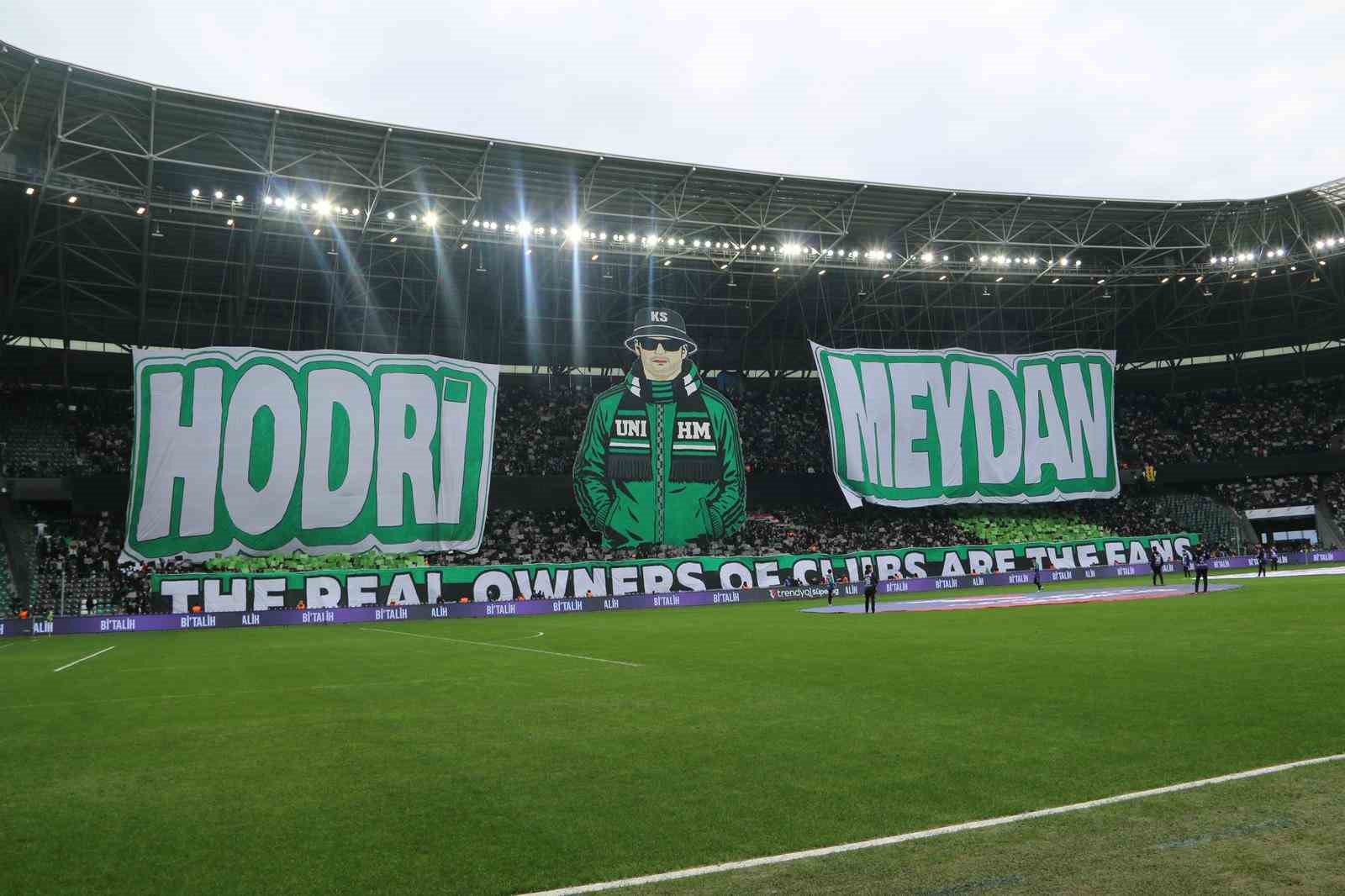 Futbolcu olamadılar ama tribünleri pankartlarıyla renklendiriyorlar
