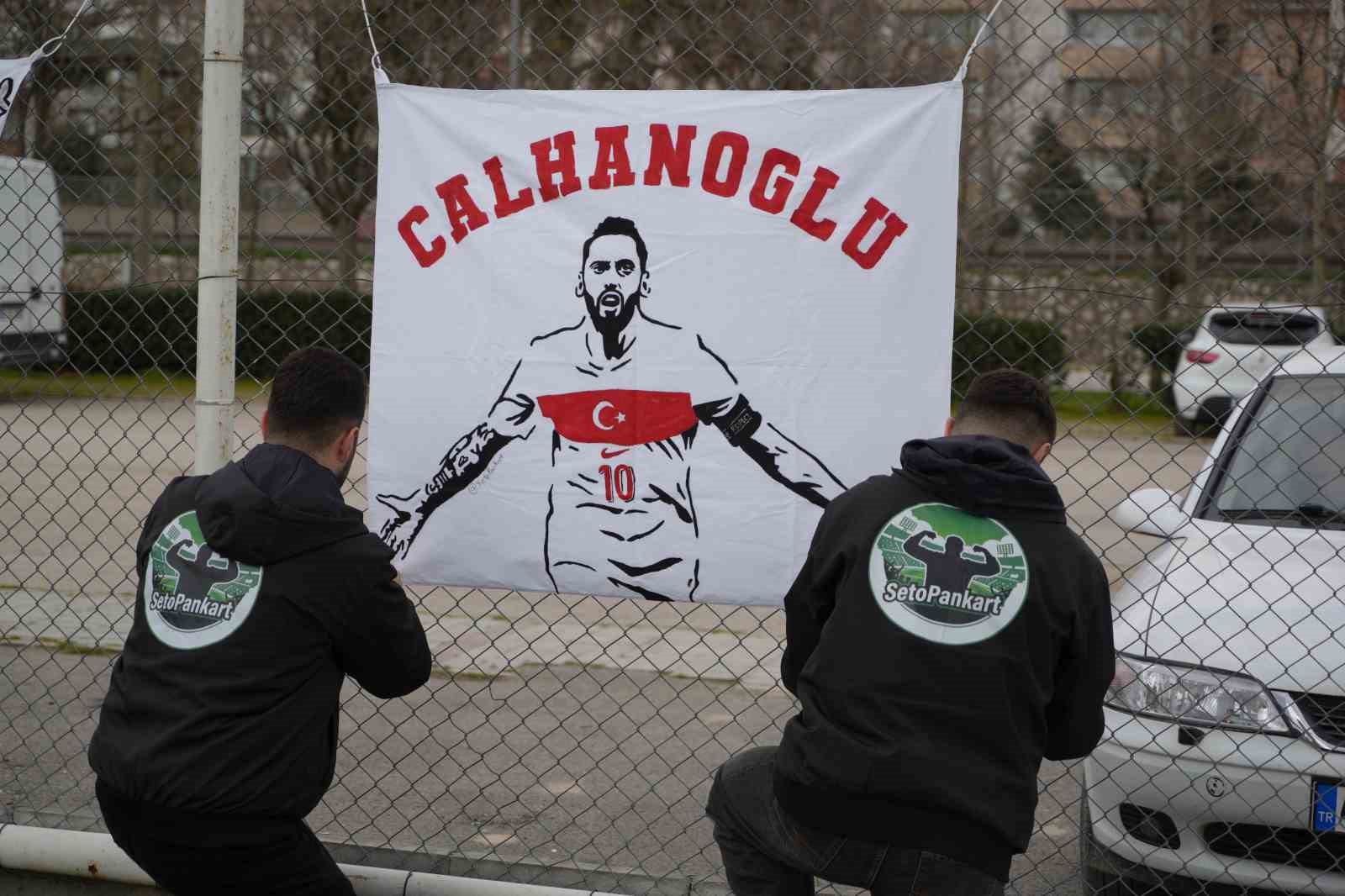 Futbolcu olamadılar ama tribünleri pankartlarıyla renklendiriyorlar
