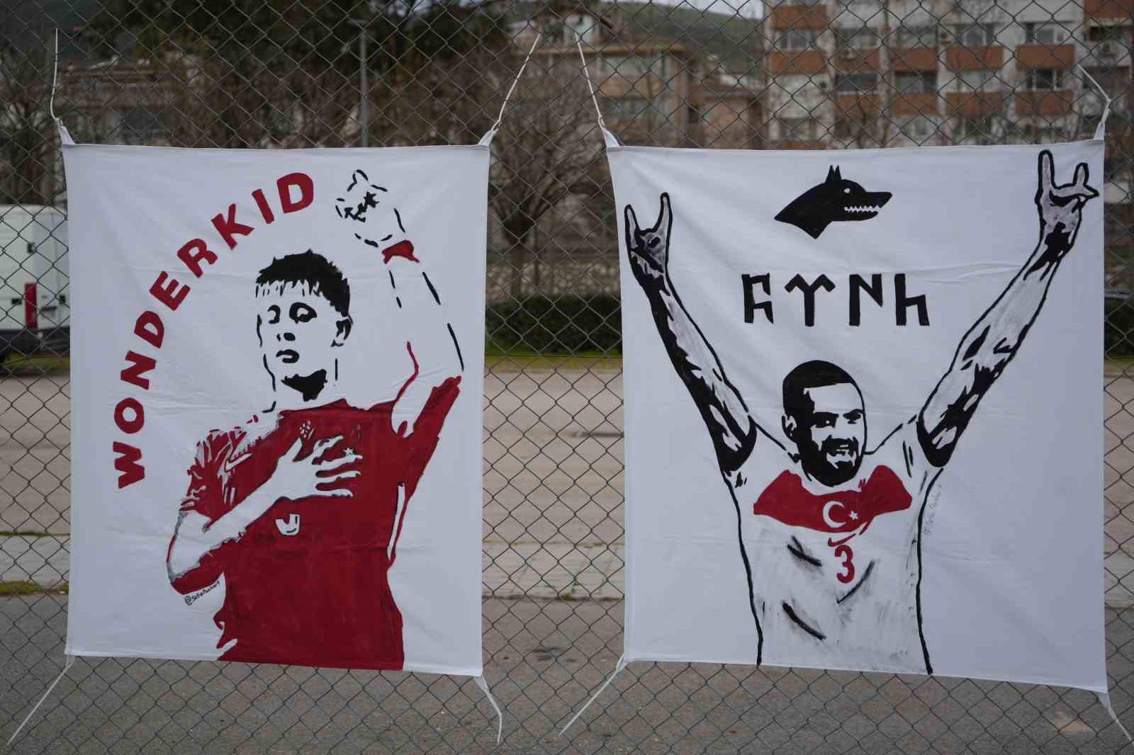 Futbolcu olamadılar ama tribünleri pankartlarıyla renklendiriyorlar
