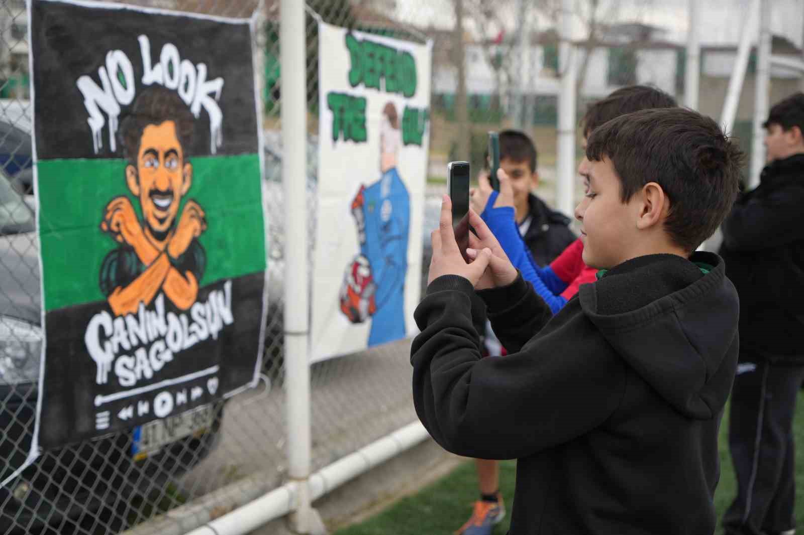 Futbolcu olamadılar ama tribünleri pankartlarıyla renklendiriyorlar
