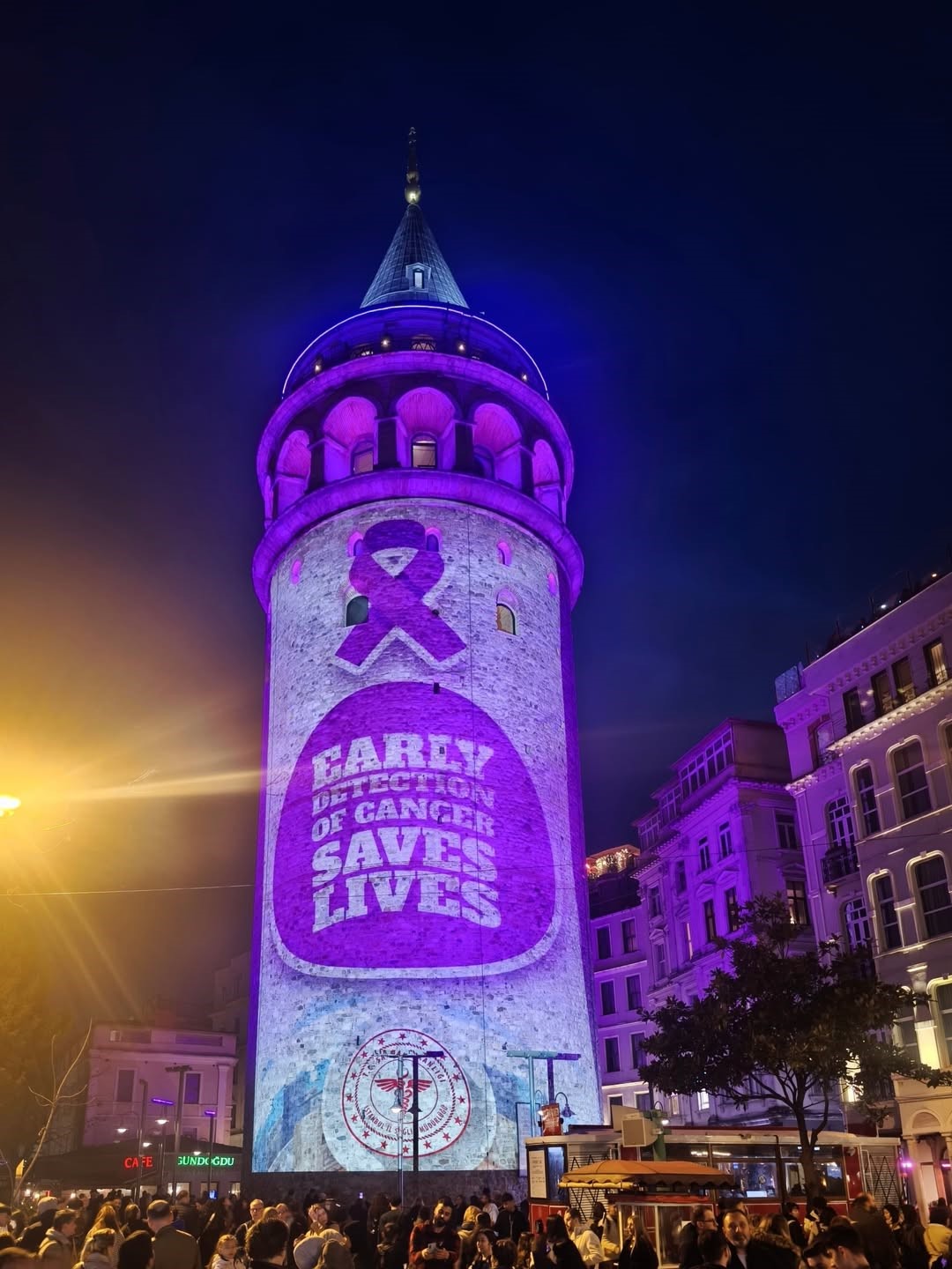 Galata Kulesi’ne "Kanserde Erken Teşhis Hayat Kurtarır" mesajı yansıtıldı
