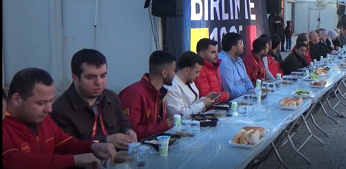 Galatasaray Başkanı Dursun Özbek depremzedelerle iftarda buluştu
