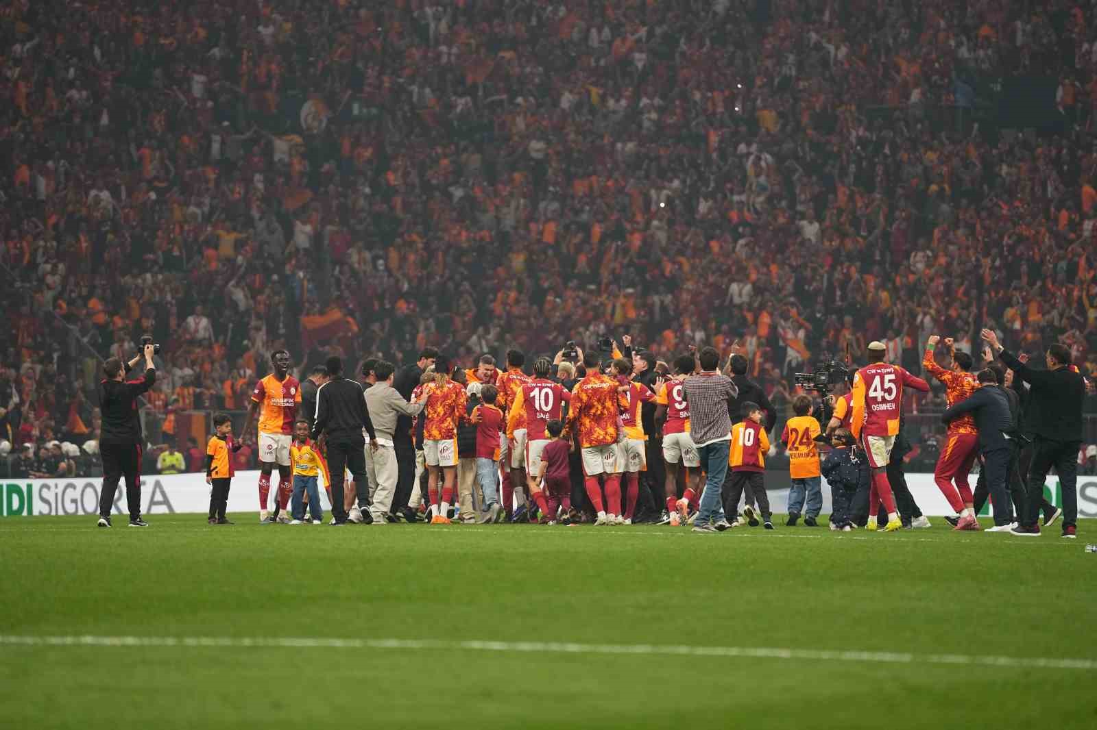 Galatasaray, derbi galibiyetini taraftarıyla kutladı
