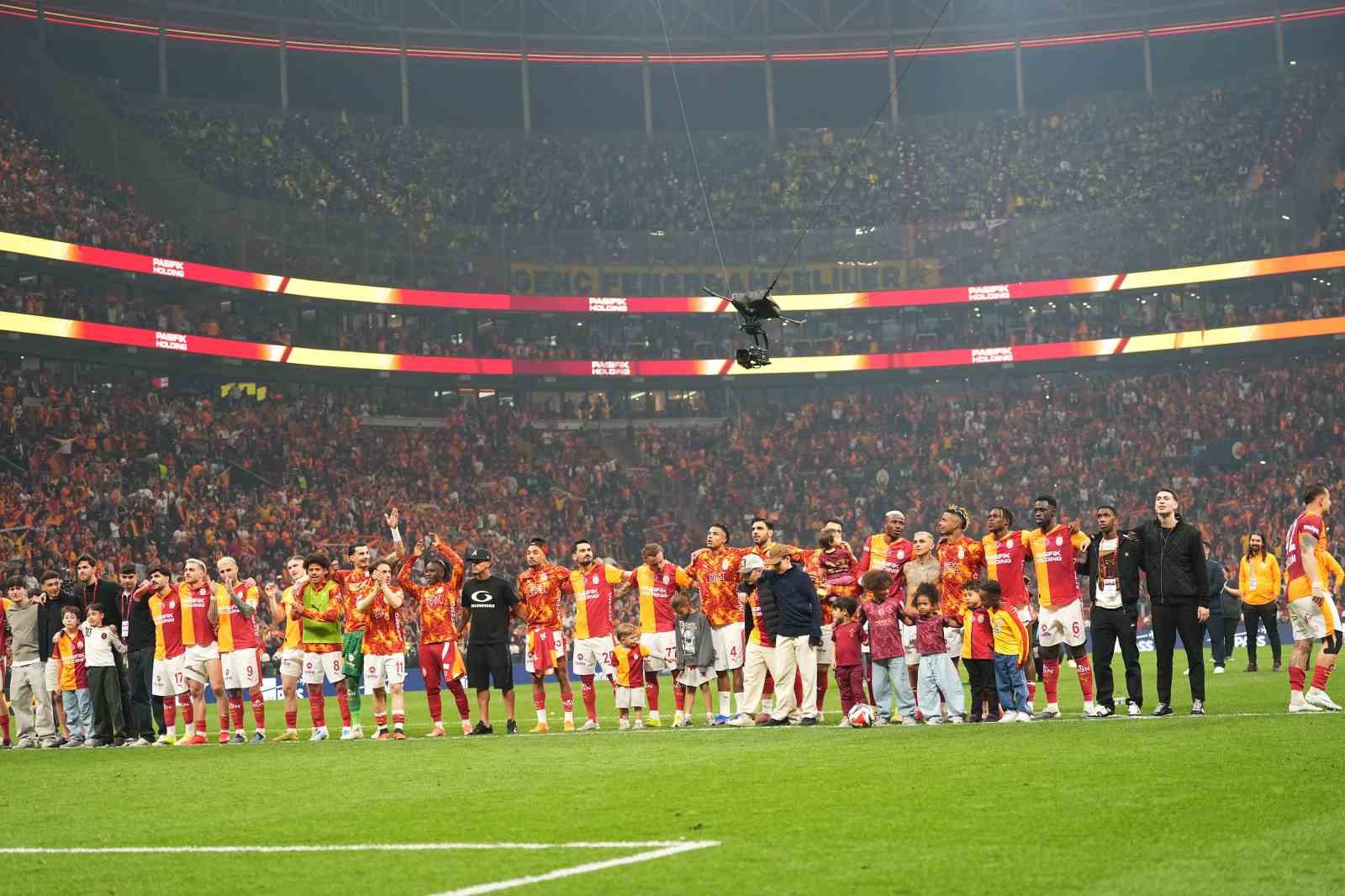 Galatasaray, derbi galibiyetini taraftarıyla kutladı
