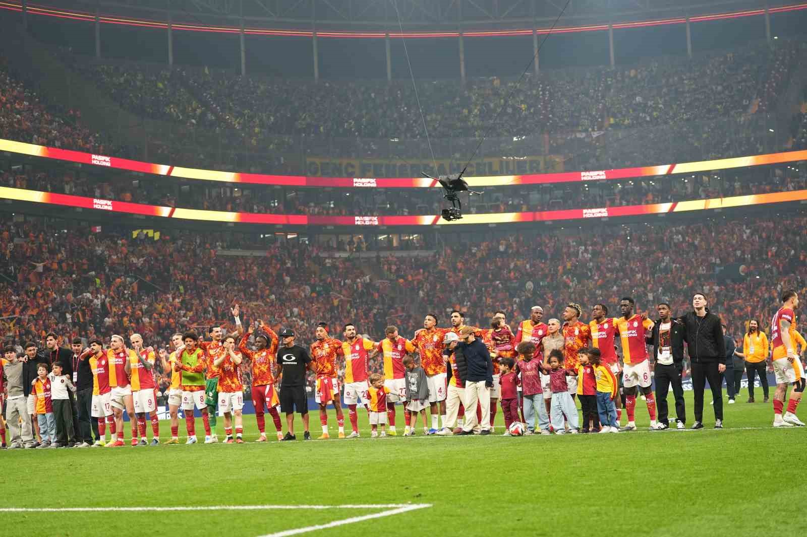 Galatasaray evindeki yenilmezlik serisini derbide sürdürdü
