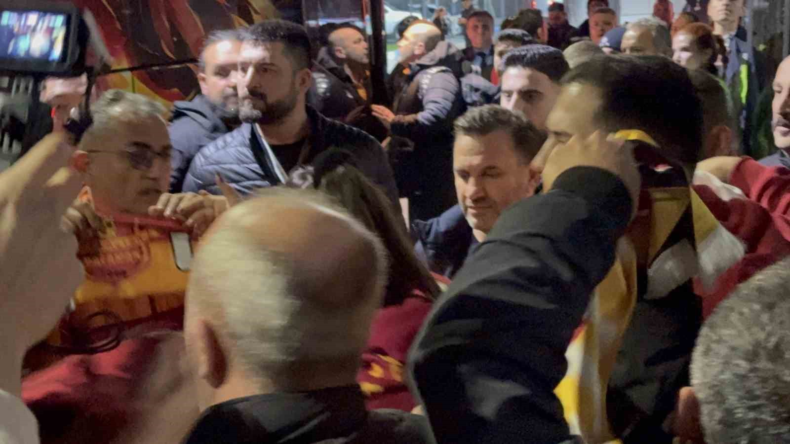 Galatasaray, Fethiye’de çiçeklerle karşılandı
