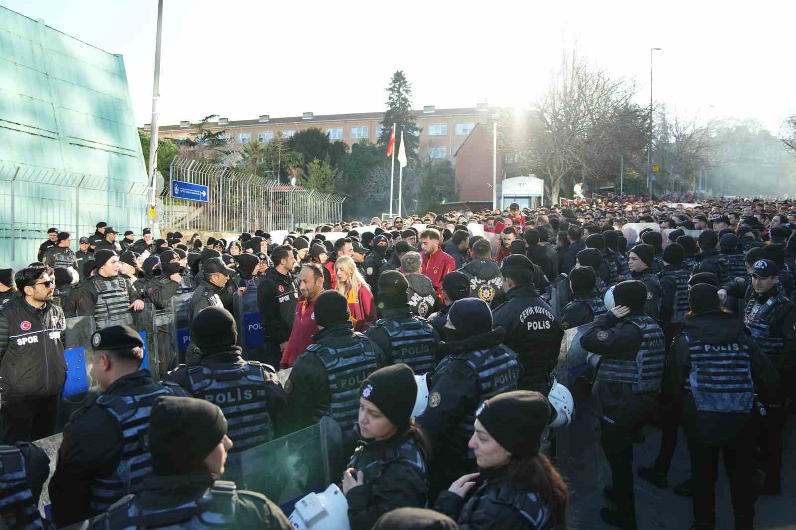 Galatasaray taraftarı, Dolmabahçe’ye geldi
