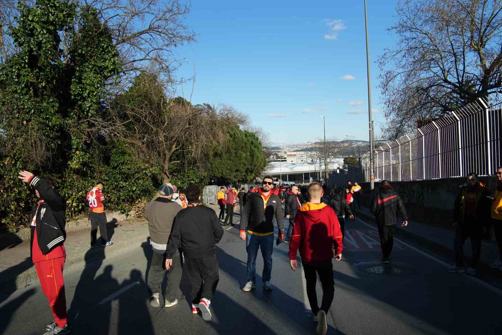 Galatasaray taraftarı, Dolmabahçe’ye geldi
