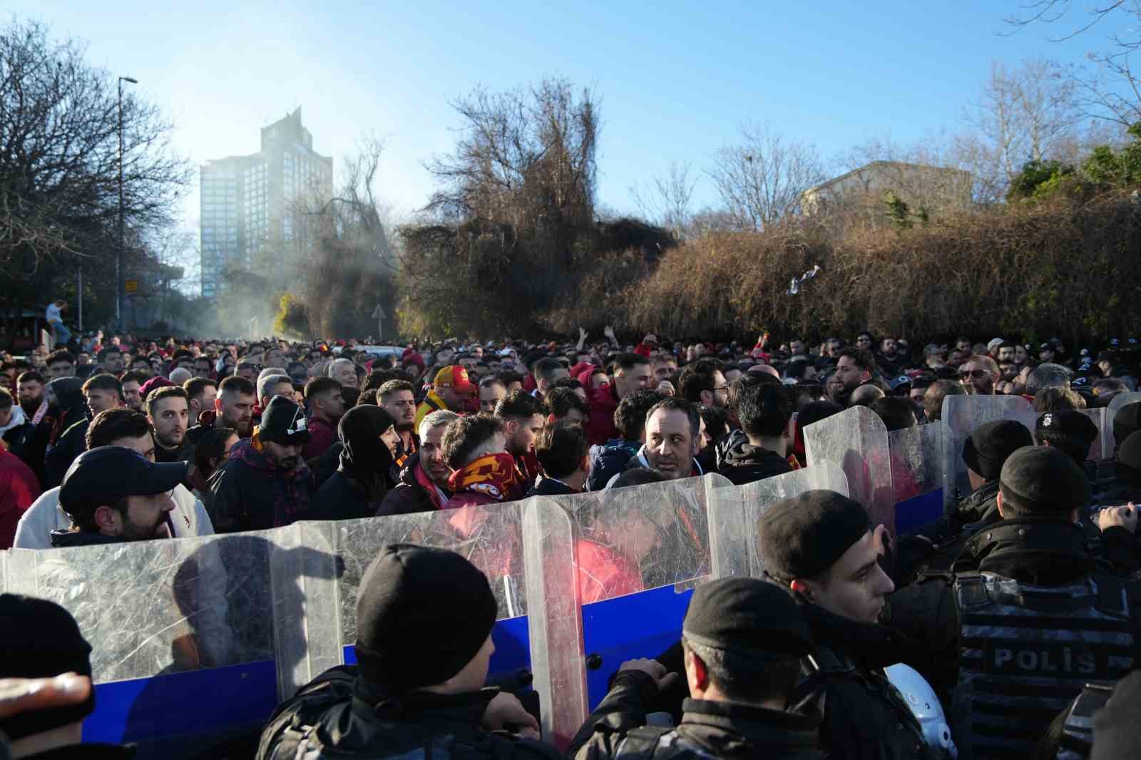 Galatasaray taraftarı, Dolmabahçe’ye geldi
