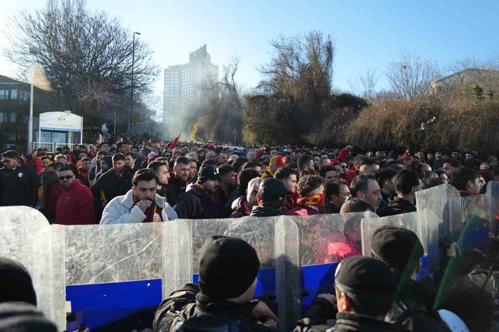 Galatasaray taraftarı, Dolmabahçe’ye geldi
