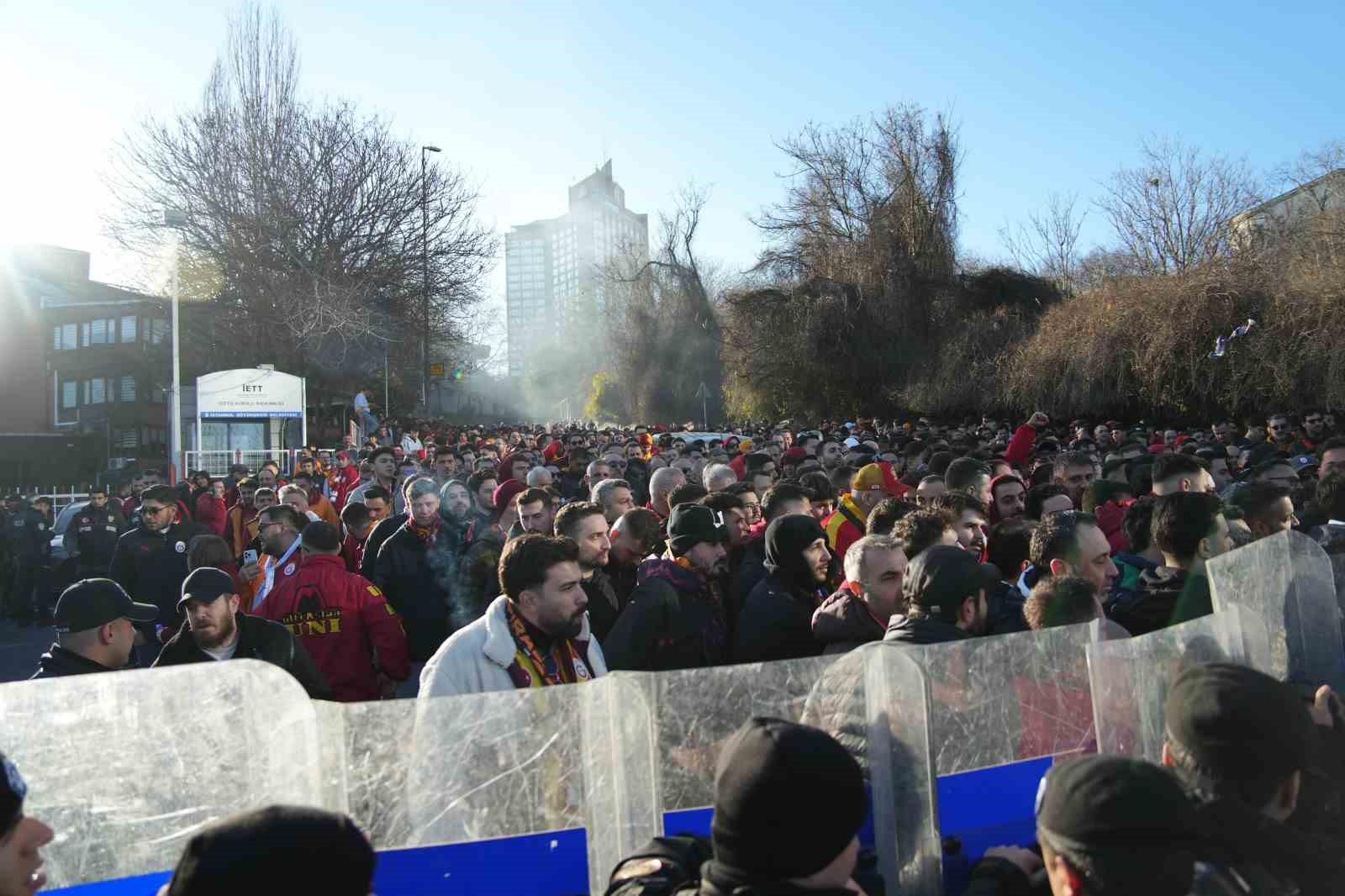 Galatasaray taraftarı, Dolmabahçe’ye geldi
