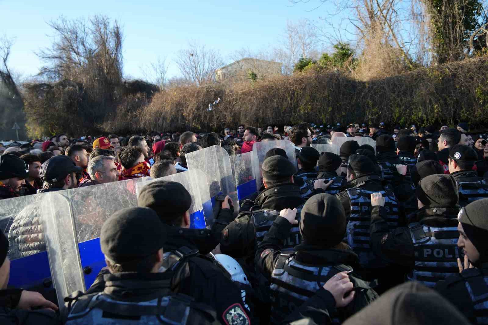 Galatasaray taraftarı, Dolmabahçe’ye geldi
