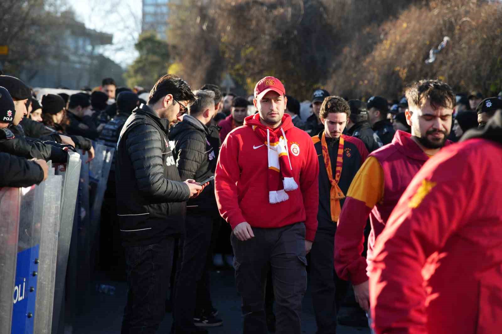 Galatasaray taraftarı, Dolmabahçe’ye geldi
