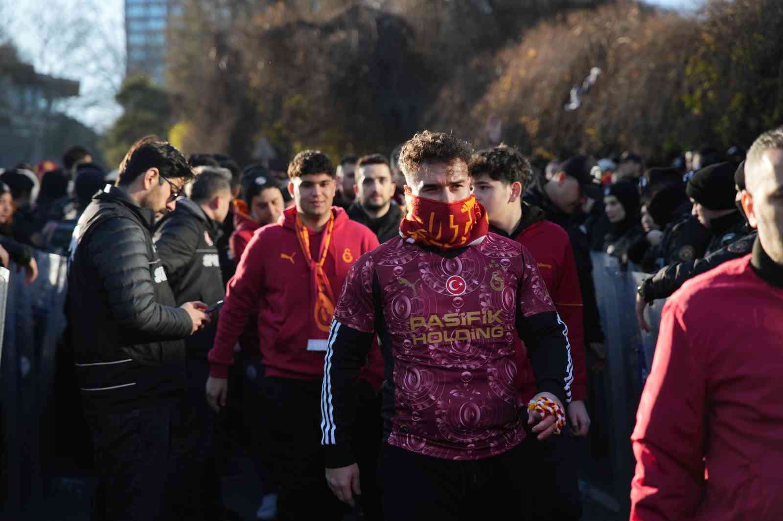 Galatasaray taraftarı, Dolmabahçe’ye geldi
