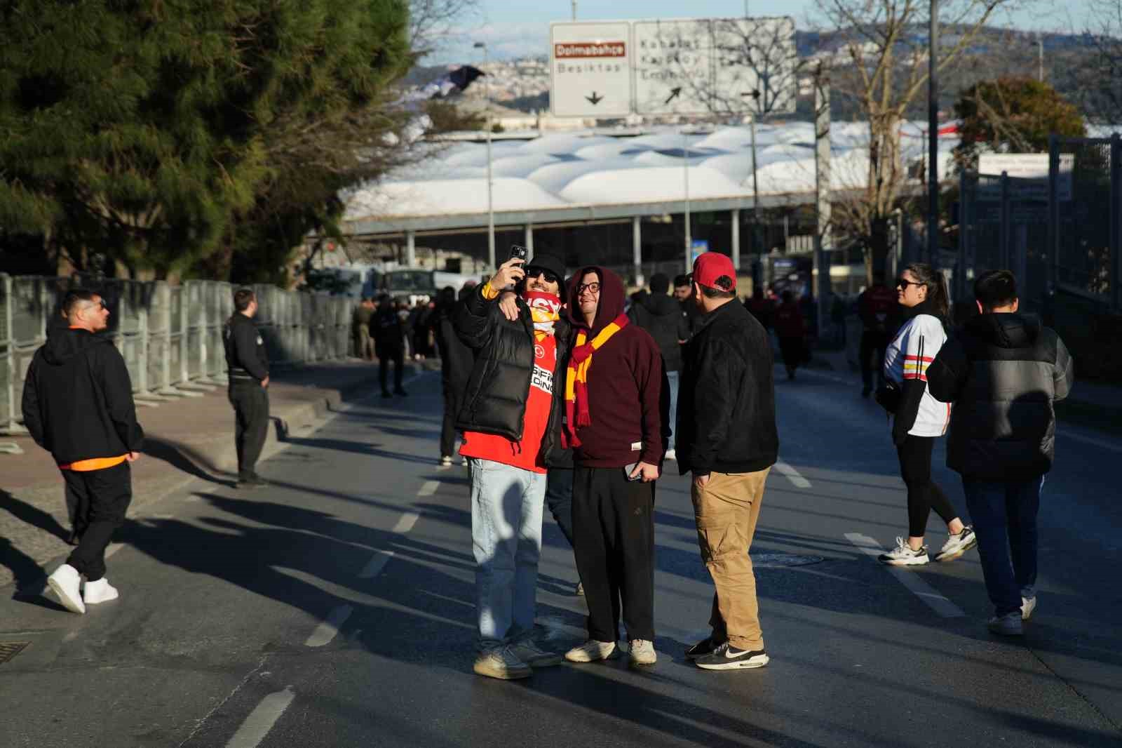 Galatasaray taraftarı, Dolmabahçe’ye geldi
