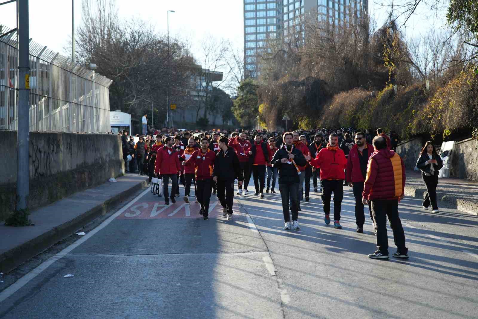Galatasaray taraftarı, Dolmabahçe’ye geldi

