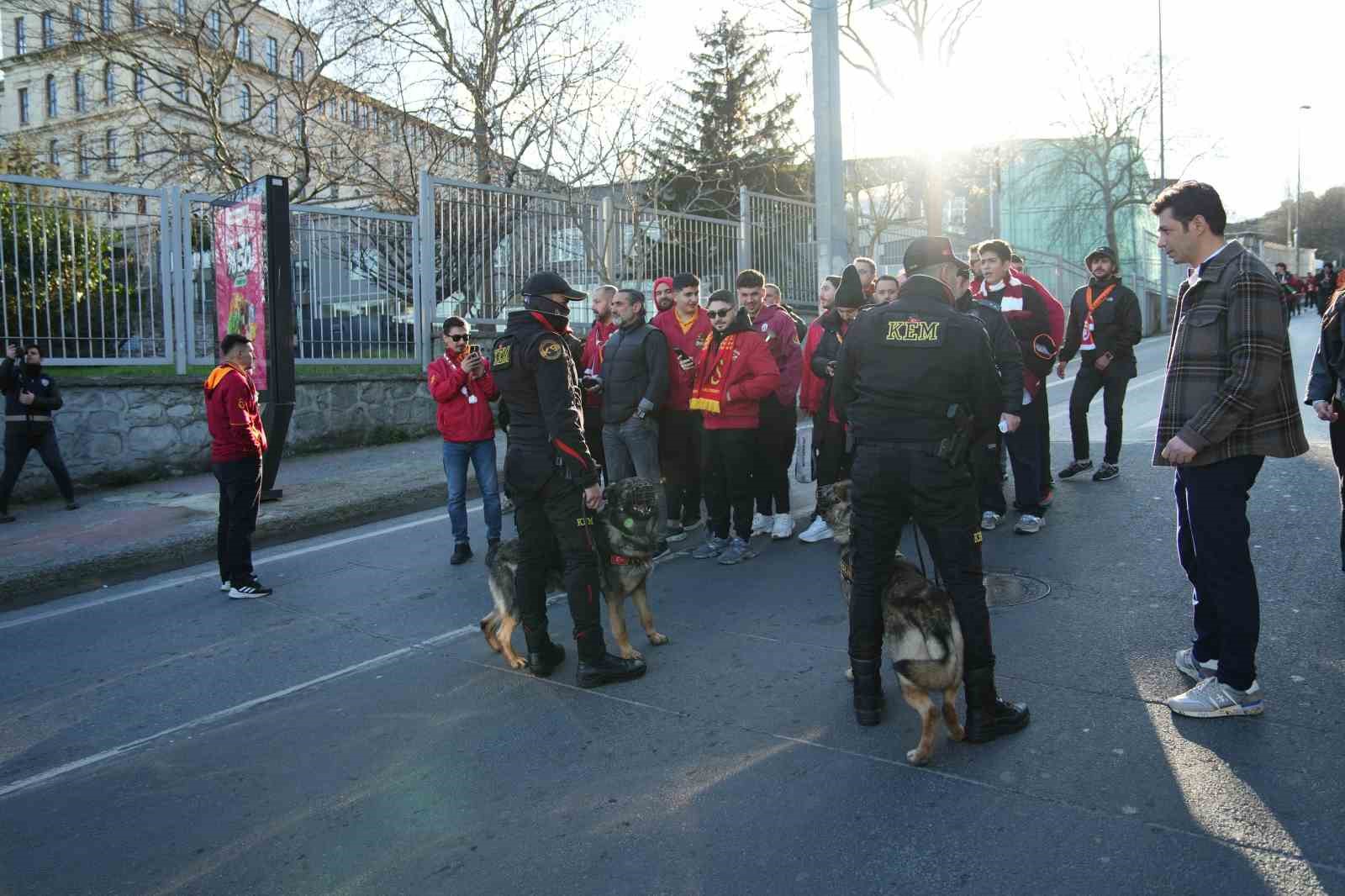 Galatasaray taraftarı, Dolmabahçe’ye geldi
