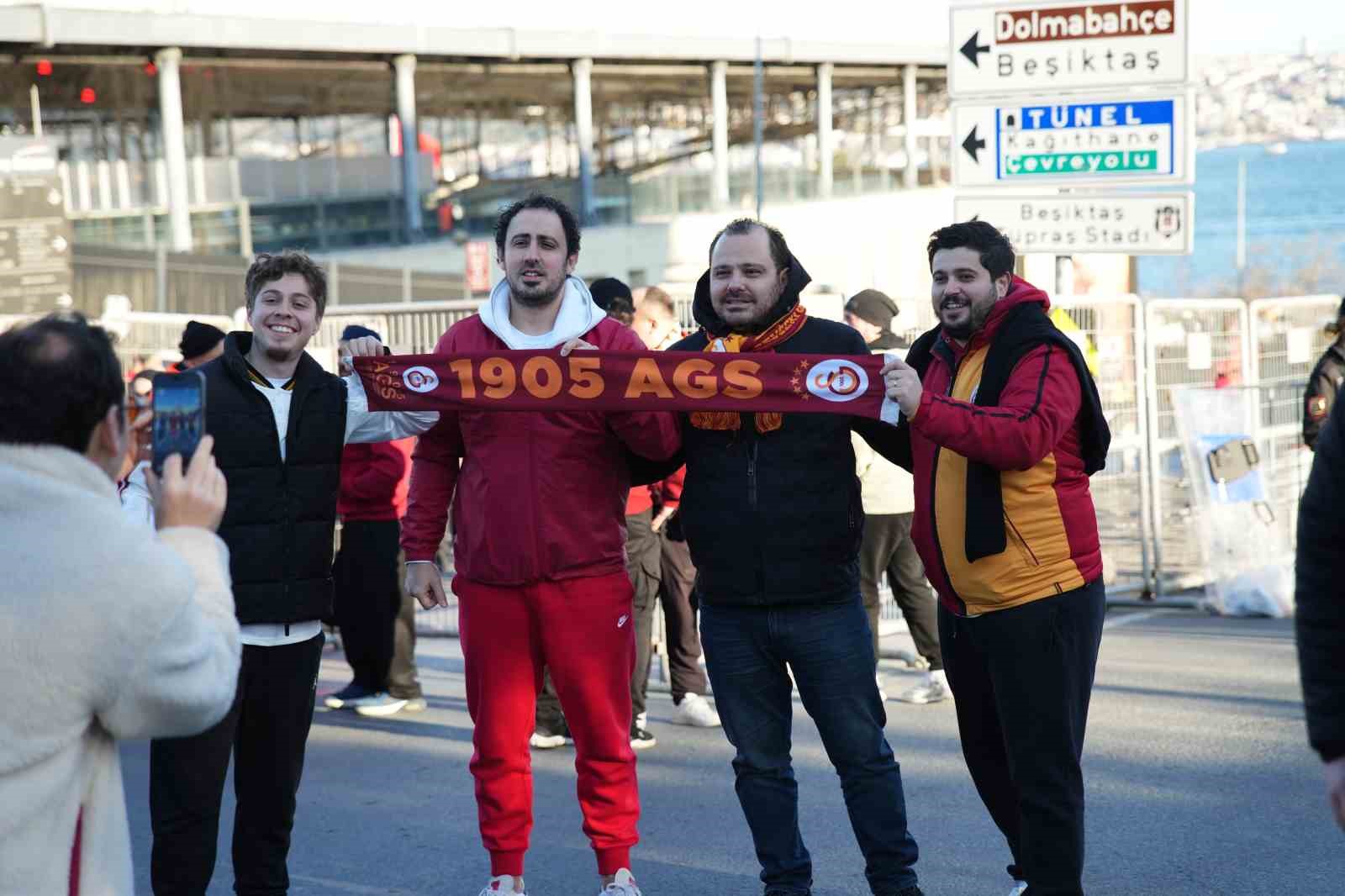 Galatasaray taraftarı, Dolmabahçe’ye geldi
