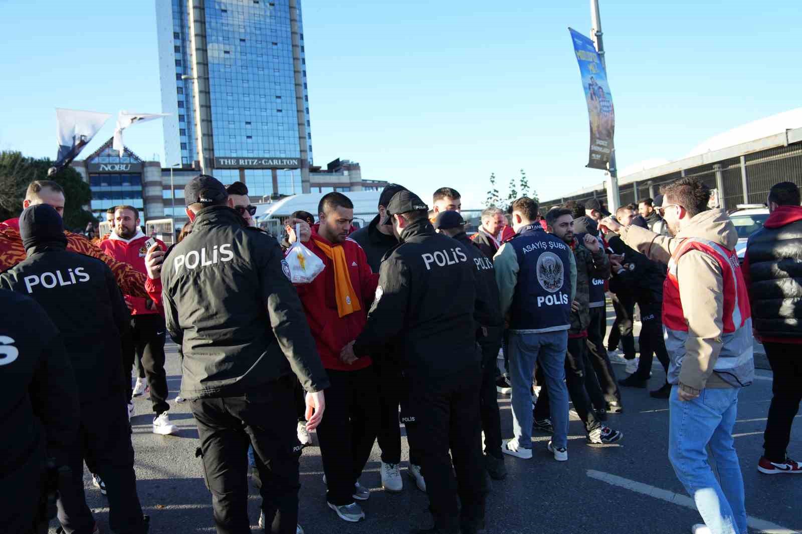 Galatasaray taraftarı, Dolmabahçe’ye geldi
