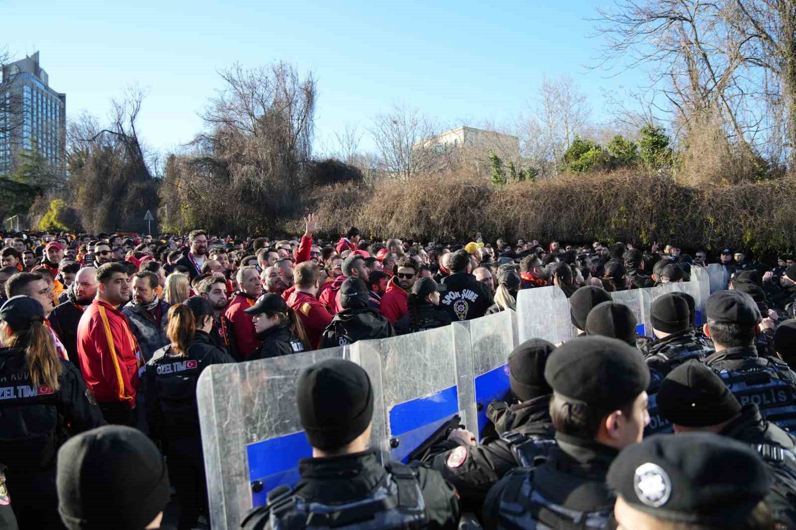 Galatasaray taraftarı, Dolmabahçe’ye geldi
