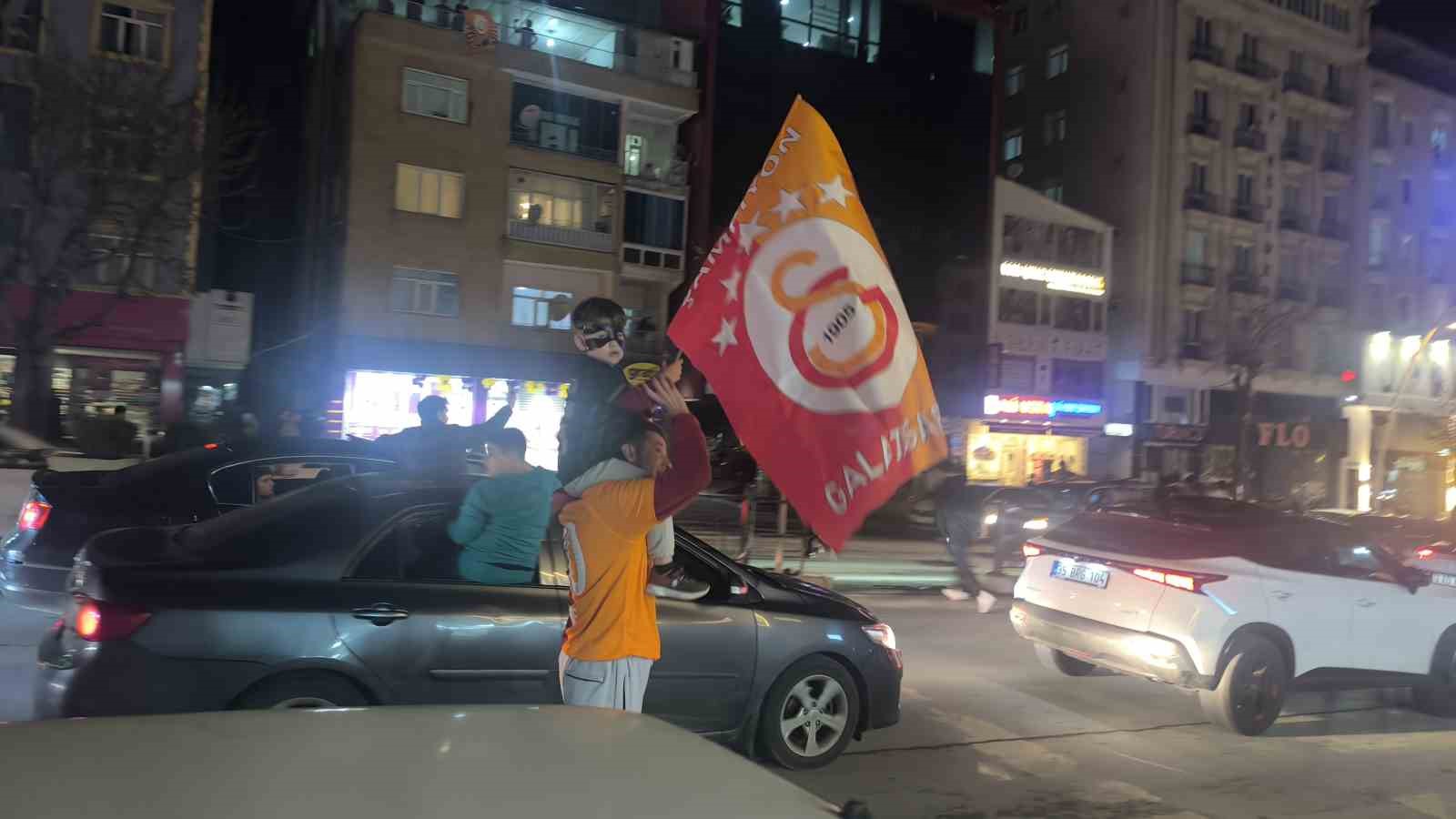 Galatasaray taraftarı Muş’ta derbi galibiyetini kutladı
