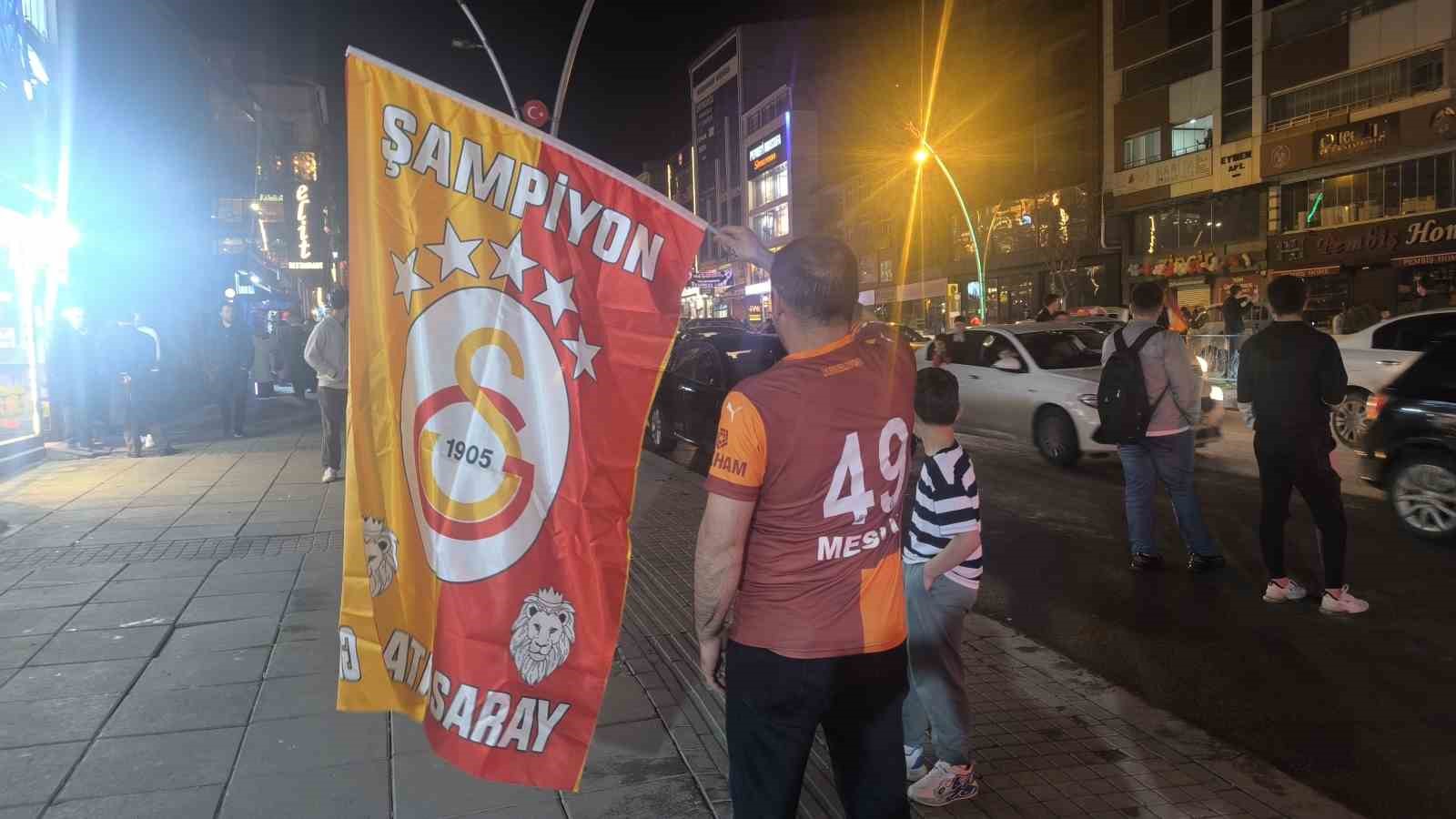 Galatasaray taraftarı Muş’ta derbi galibiyetini kutladı
