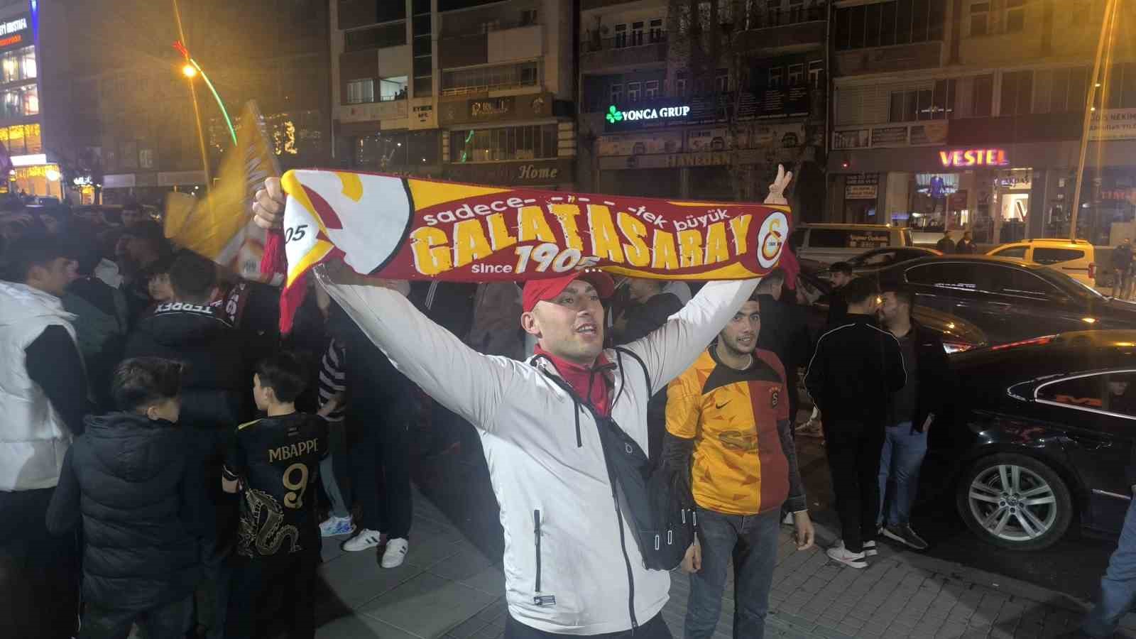 Galatasaray taraftarı Muş’ta derbi galibiyetini kutladı
