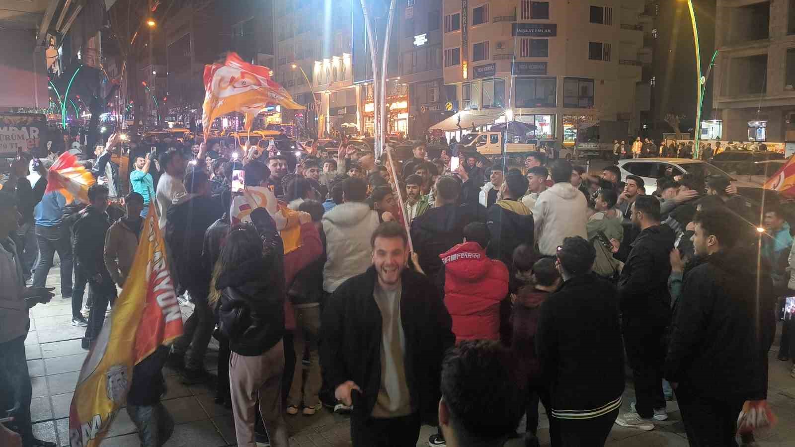 Galatasaray taraftarı Muş’ta derbi galibiyetini kutladı
